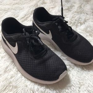 Girl Nike Roshe
